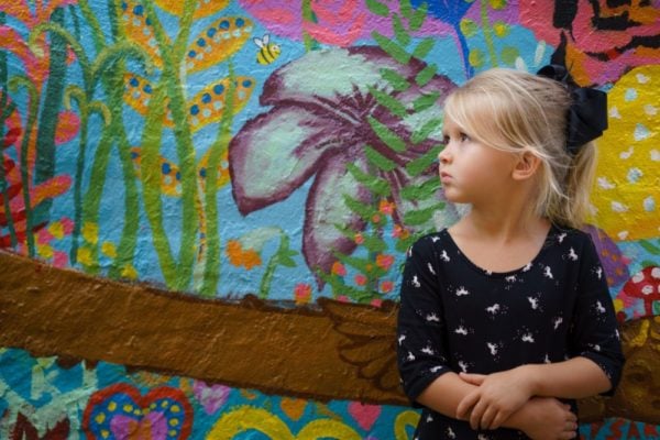 Fille anxieuse devant une peinture murale