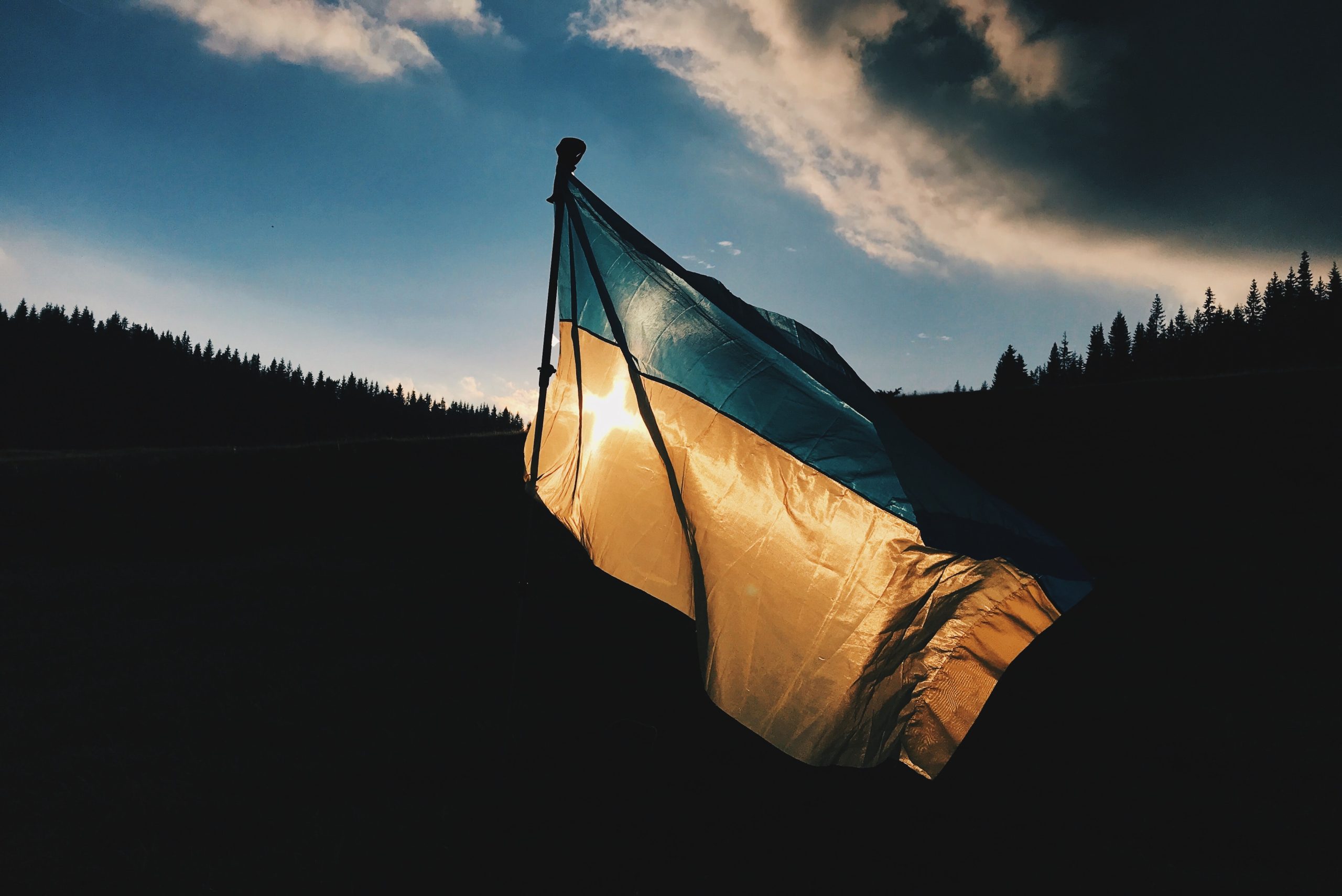 le drapeau ukrainien souffle dans le vent