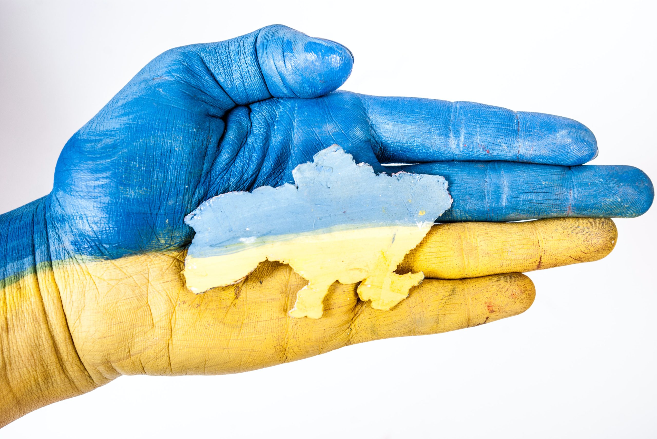 Un drapeau ukrainien peint à la main, représentant le bleu et le jaune.